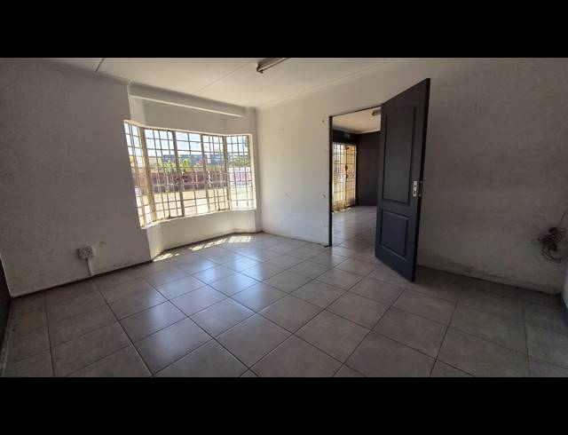 264M² WAREHOUSE TO LET IN JET PARK